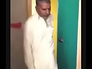 pakistanisch aunty gefickt von zwei alten Mann