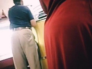 Obese Arab Marocain Arse im roten Kaftan