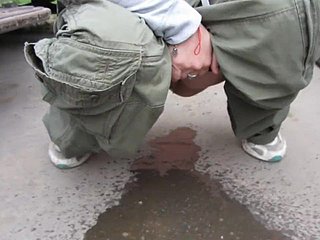 Piss en el aparcamiento en el aparcamiento