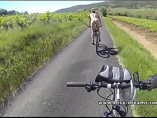 Clignoter et nu dans le vélo public sur glacial overcome
