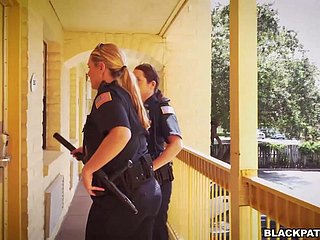 Foppish politie vrouwen neukt een knappe gearresteerd kerel en eet zijn sperma