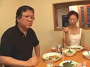 従順なアジアのおばあちゃんはGangbangedを取得し、熱いザーメンで覆われました