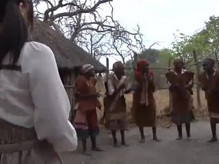Japanese Girl viaja a África para las vacaciones