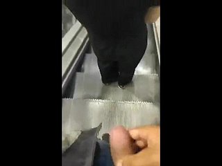 एस्केलेटर सुपरमार्केट में लड़की के लिए सह पकड़ा Cumsharking
