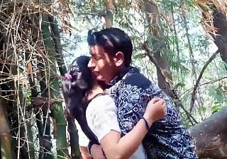 สาววิทยาลัยในสวน