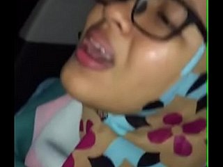 Awek melayu tudung kena jolok dengan B dalam kereta