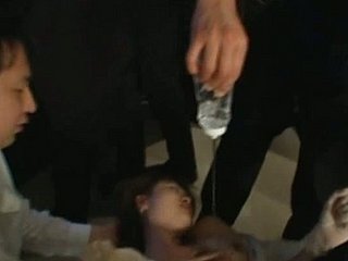العروس الآسيوية يحصل سخيف مجموعة المتشددين