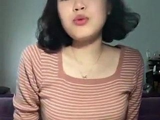 Mignon coréenne fille clignotant sur l'appareil photo