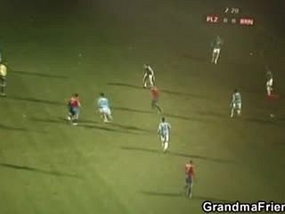 Eski kaltak diye kaybetmiş bir bahis ödemek için iki adam tarafından becerdin almak zorundadır