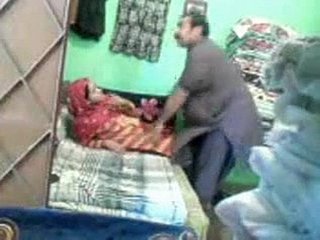 Pareja mayor paquistaní en un polvo rápido en la tienda