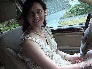 masturba morena en el coche durante la conducción