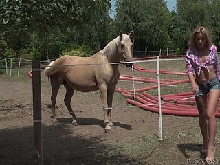 Whorish俄罗斯小鸡卡特琳龙舌兰酒疯室外钢棒性交后享受颜射