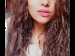 دختر خوشگل ایرانی کوسشو نشون میده و خودشو ارضا میکنه