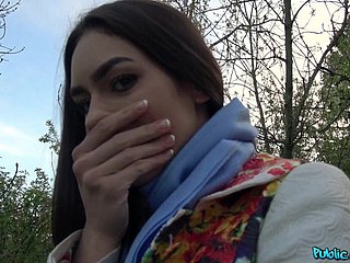 เซ็กซ์นอกและ blowjob ที่เป็นที่น่าตื่นตาตื่นใจกับป่าสีน้ำตาลทองอาร์เวน