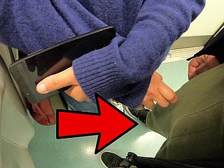 Nieznana kobieta dotyka mojego kutasa w metrze