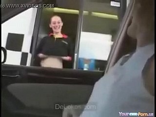 Enseñando las tetas en mcdonalds nhấp nháy - delokos.com