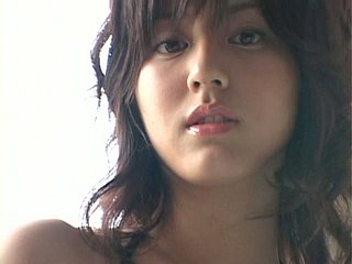 Babe Jepun Babe Yumi Sugimoto berpose di pantai yang menunjukkan badannya yang kurus