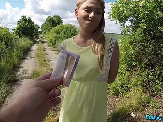 Tomas Jondi baise Russian Teen Carolina Star dans les buissons