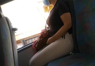 (Bus pubblico rischioso) Pompino amatoriale da uno sconosciuto !!!