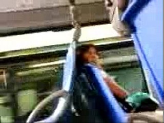 Dick piscando para uma mulher emocionante no ônibus