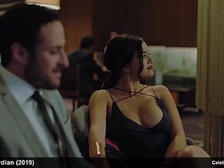 Paulina Gaitanトップレスでエロティックな映画のシーン