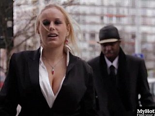 Chubby z dużymi cyckami w masywnym dick hardcore w interracial porno