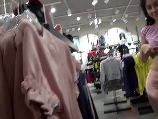 Sexe de trio public au centre commercial