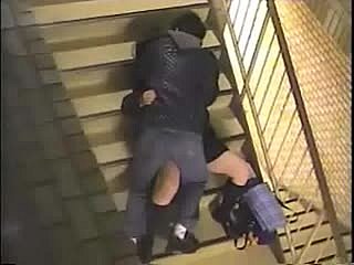 Les adolescents insatiables profitent d'un banging coquiné dans un lieu public