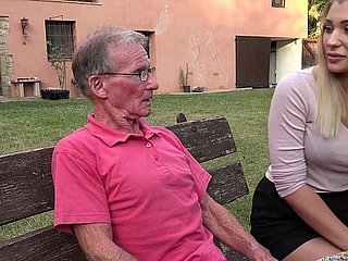 Anal de culo caliente rubia follada por el abuelo cachondo