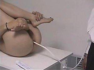 불쾌한 아직 귀여운 소녀를위한 관장