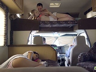 Fantástico trío de FFM Steamy con un polluelo salvaje Katya Rodríguez