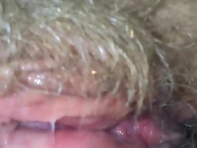Lamiendo su coño peludo mojado abuela
