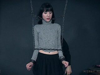 À peine légal Charlotte Sartre pleure dans une session d'esclavage abusive
