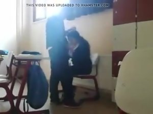 sinifta sakso cekiyor turkish