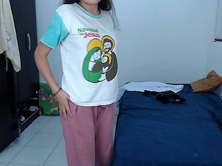 Mi Hermanita SE PONE MUY CALIENE CUANDO SE CAMBIA DE ROPA - ELLA ES Virgen