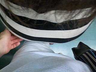 Minha esposa descreve como um estranho se aproximou dela no trem e tentou dedicar sua buceta sob mini saia