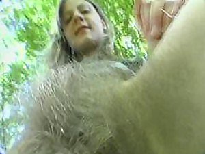 Stunning Blonde Teen con una figa super pelosa viene sbattuta all'aperto