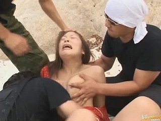 Sevimli Akane Mochida gangbanged alır ve plajda cum kapalı