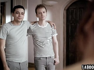¡Dos jóvenes hermanos enojados Ricky Spanish y Alex Jett penetran doble a su propia madre mayor Syren de Mer para desatar sus frustraciones!