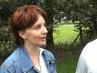 Titless Washed out Rijpe hoer geniet van het plagen van dandyish lullen thuis
