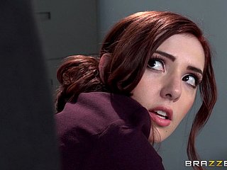 रेडहेड डॉल कार्यालय में एक विशाल डिक कट्टर सवारी