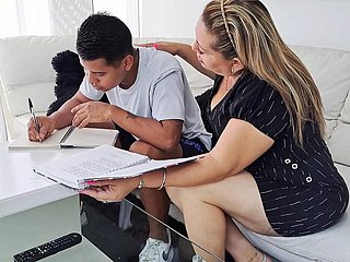 나는 그의 숙제로 내 의붓 아들을 돕고, 그의 거시기는 나를 산만하게하고 결국 그것을 빨아