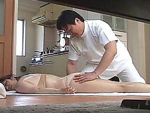 Hockhungry asiatische Milf wird massiert und dann hart gefickt
