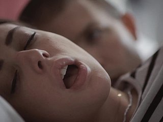 Teen esmer üvey kardeşi ile aynı yatağa yattı ve pişman olmadı