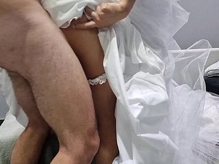 Cuckold, karısının düğün gecesini izliyor