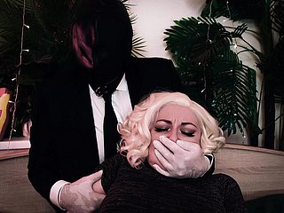 Hot Kinky: L'homme couvre la bouche de la fille puis coupe ses vêtements. Gants et gémissements médicaux