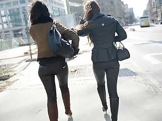 2个Teensluts搭档皮革和靴子偷窥室