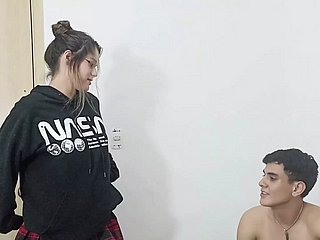 Üvey kız kardeşim night before geç geliyor ve onu sert seks ile cezalandırıyorum