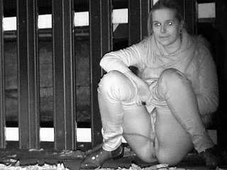 Pissing al aire libre por la noche para la linda rubia