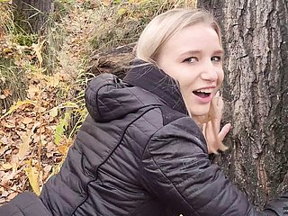 Old lady demi-soeur adolescente adulate baiser et avaler du sperme à l'extérieur. - POV
